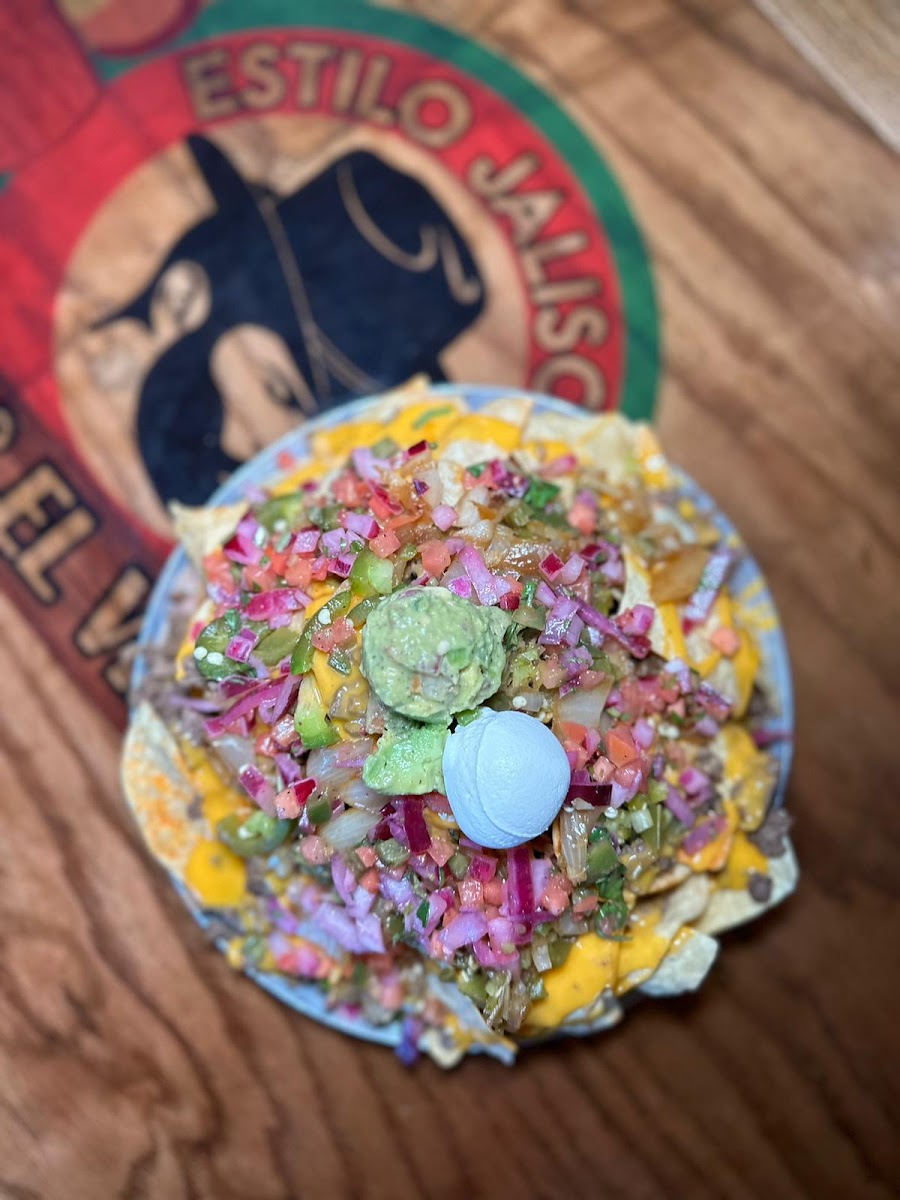 Asada fries y nachos con cheddar y carne en Tacos El Viejon