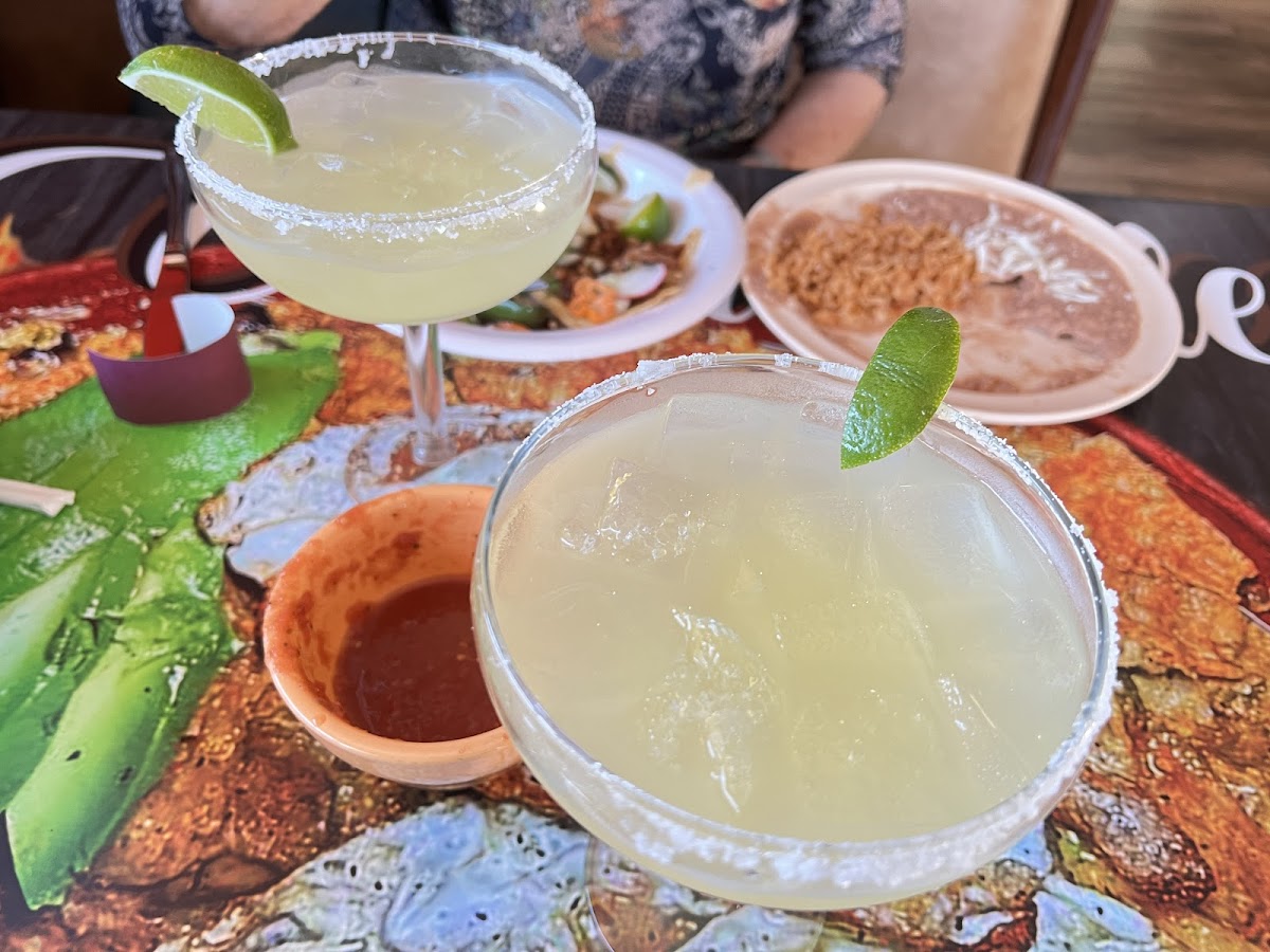 Margaritas y micheladas frías estilo Jalisco en Tacos El Viejon
