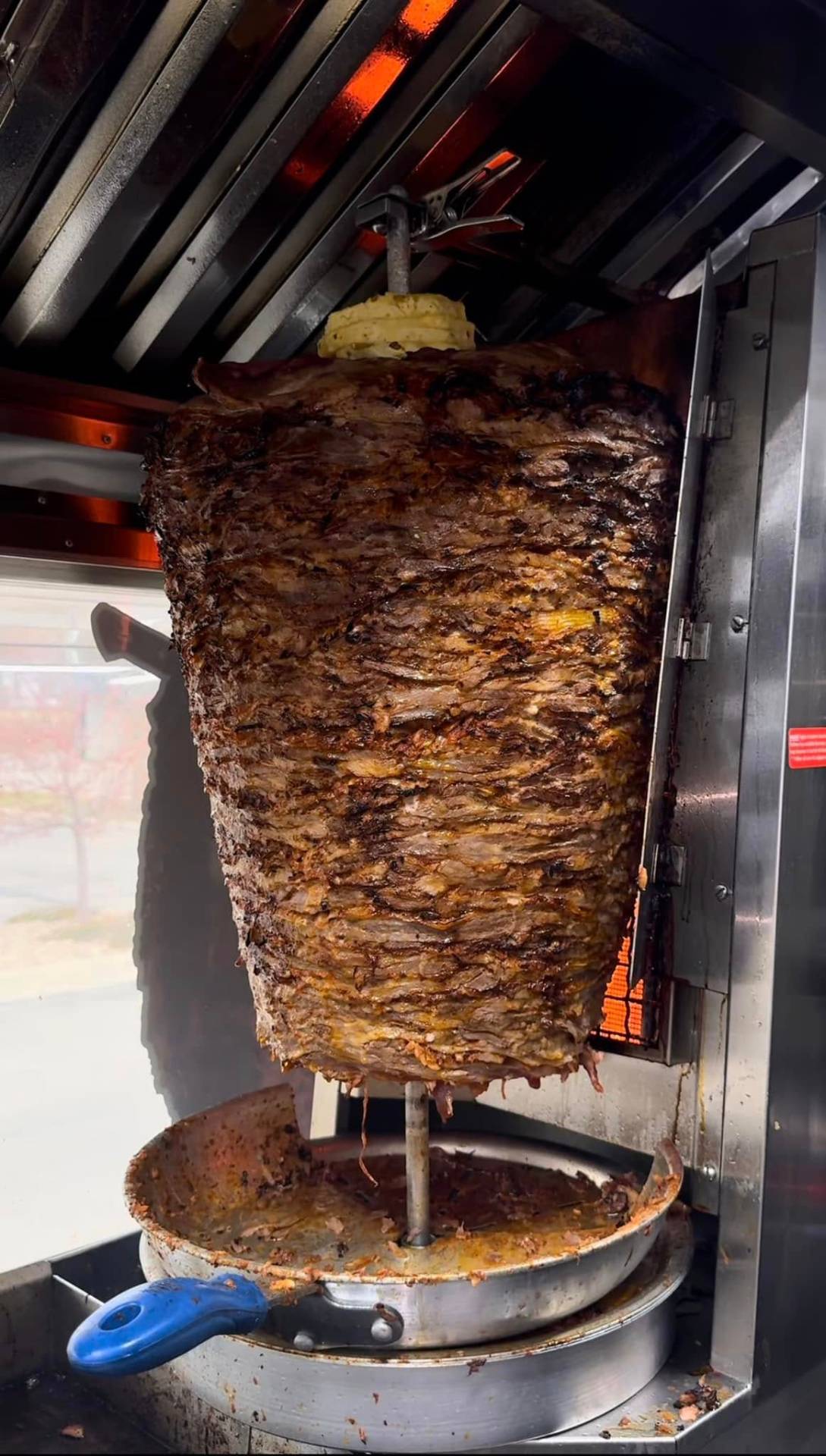 Tacos al pastor estilo Jalisco recién cortados del trompo en Tacos El Viejon