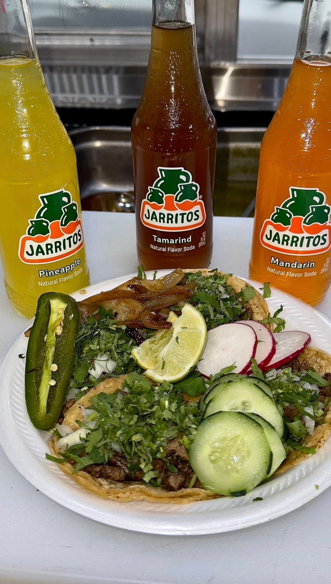 Plato de tacos estilo Jalisco con jarritos en Tacos El Viejon